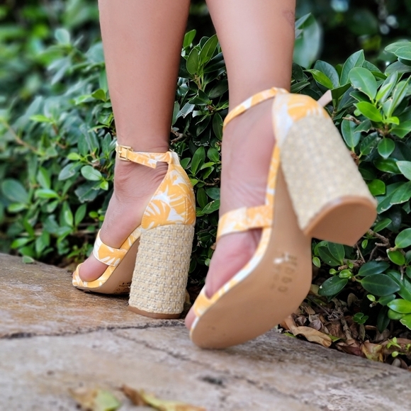 Women's Yellow Open Toe Ankle Strap Woven Block Heel - Picture 3 of 4